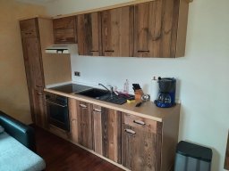 3D Wandverkleidung braun auf Küchenfronten geklebt