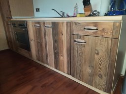 3D Wandverkleidung braun auf Küchenfronten geklebt