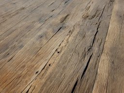 Eiche Altholz mit Originaloberfläche, gebürstet