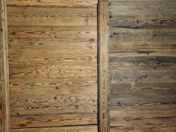 Original gehackte Oberfläche - links hell / rechts dunkel (="Blockwand")